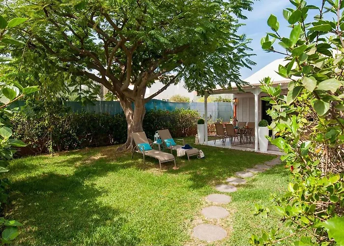 Flamboyant Tree Garden Holiday Home